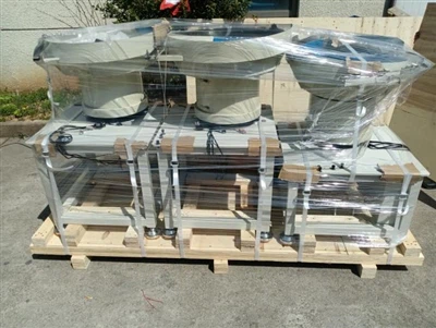 Stroj za montažo deodorantnih palic